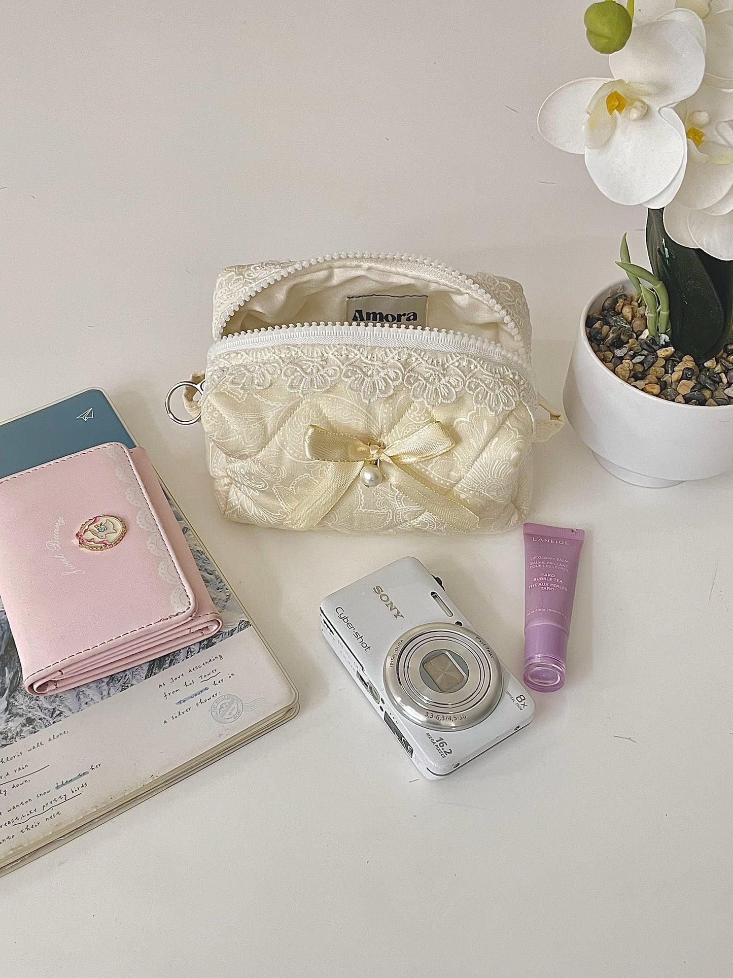 Amora Ivory Edition - Yuki  Quilted Beauty Case