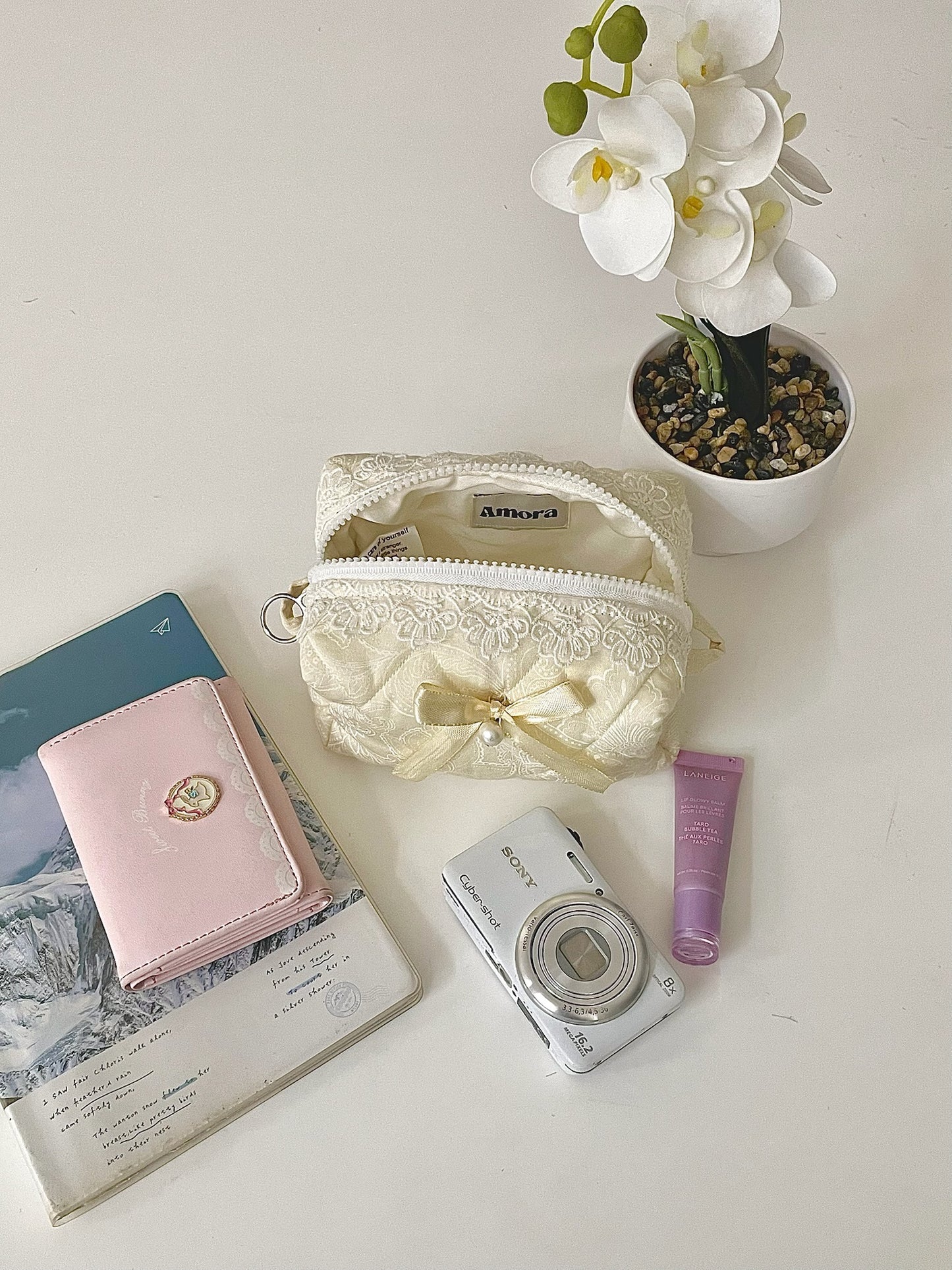 Amora Ivory Edition - Yuki  Quilted Beauty Case