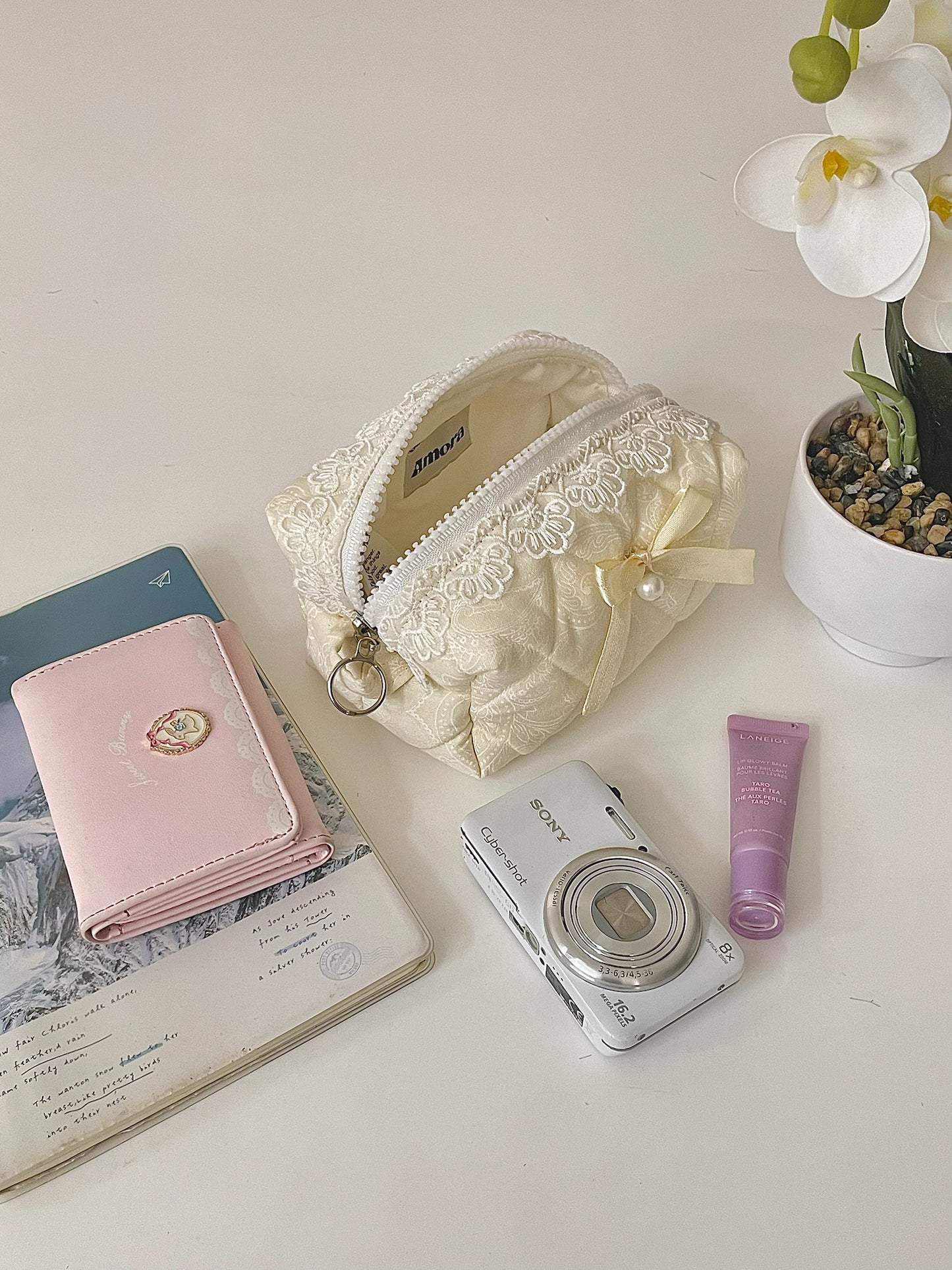 Amora Ivory Edition - Yuki  Quilted Beauty Case