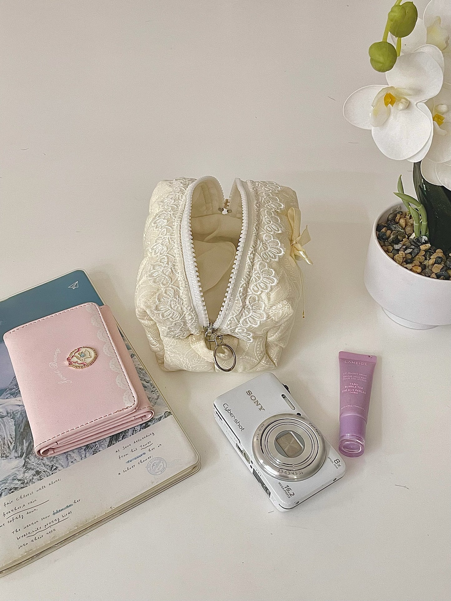 Amora Ivory Edition - Yuki  Quilted Beauty Case